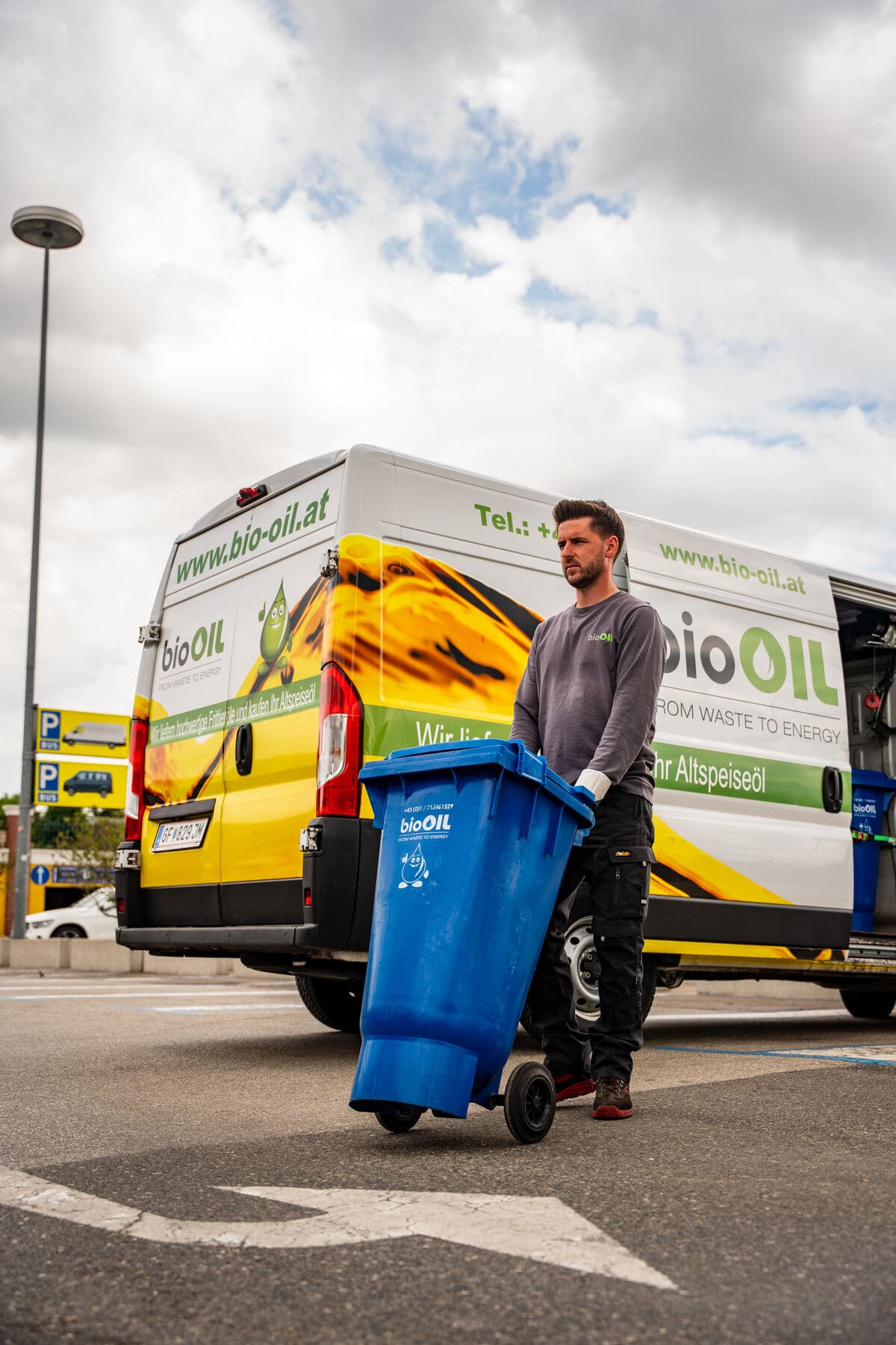 BIO OIL Fahrer holt eine Sammeltonne mit Altspeisefett ab