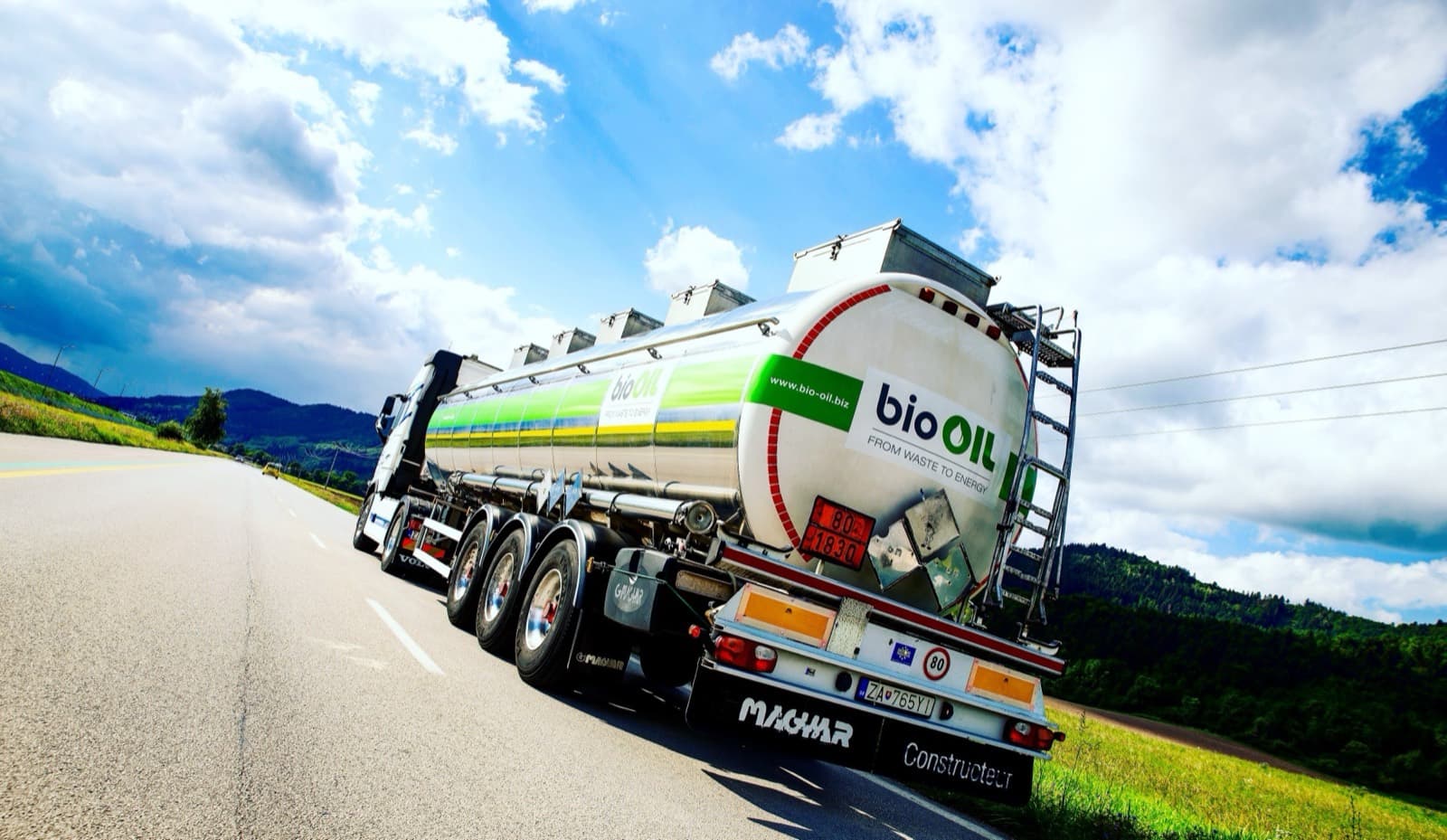 BIO OIL Tankwagen auf einer Landstraße