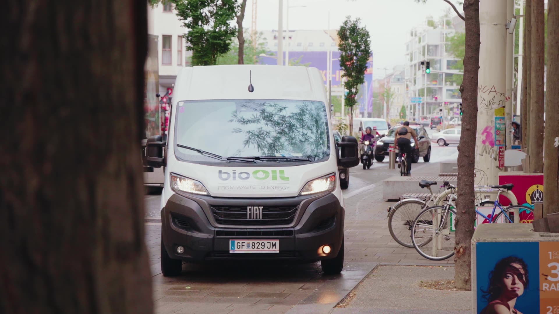 BIO OIL Fahrer bei der Abholung und Lieferung in Wien